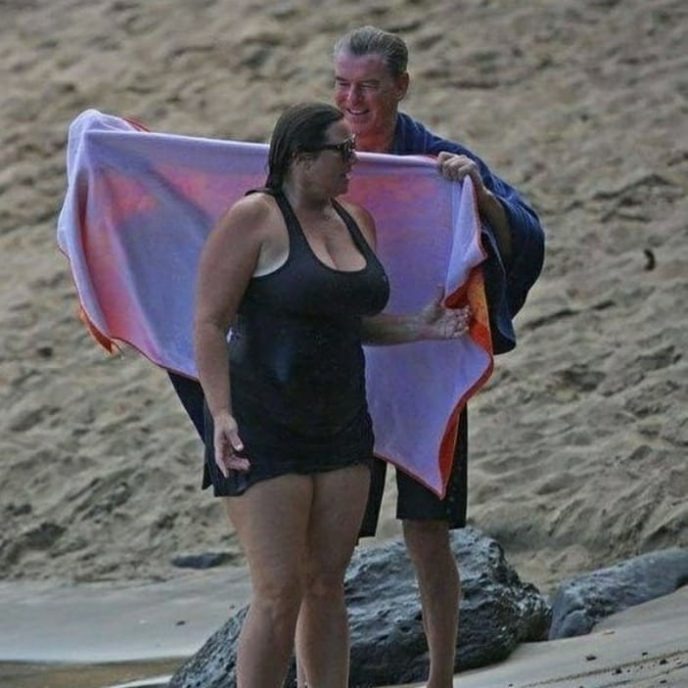 Pierce Brosnan regardant son épouse avec admiration