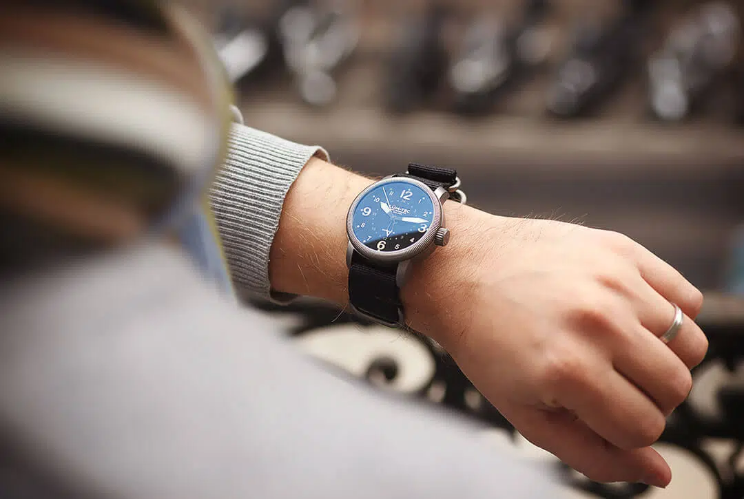 Montre portée au poignet gauche