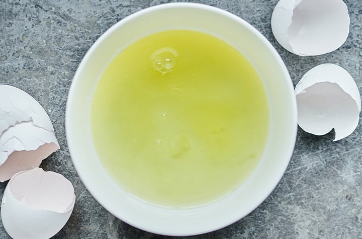 Préparation de blanc d'œuf pour soin beauté