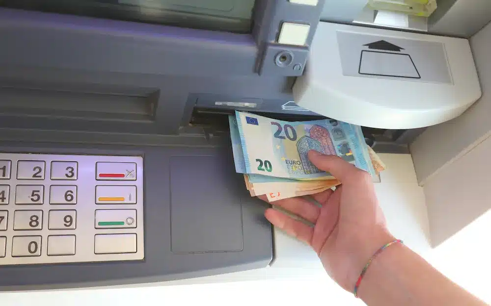 Personne retirant de l'argent sans carte bancaire