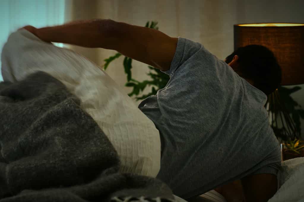 Personne se réveillant la nuit avec une envie pressante d'uriner