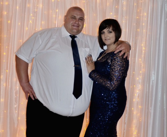 Photo de famille d'Arkadiy, illustrant l'impact de son poids sur son quotidien