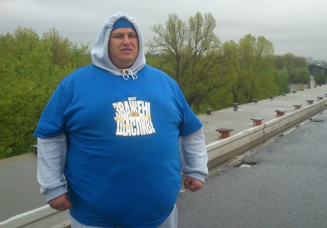 Arkadiy participant à l'émission de télévision, déterminé