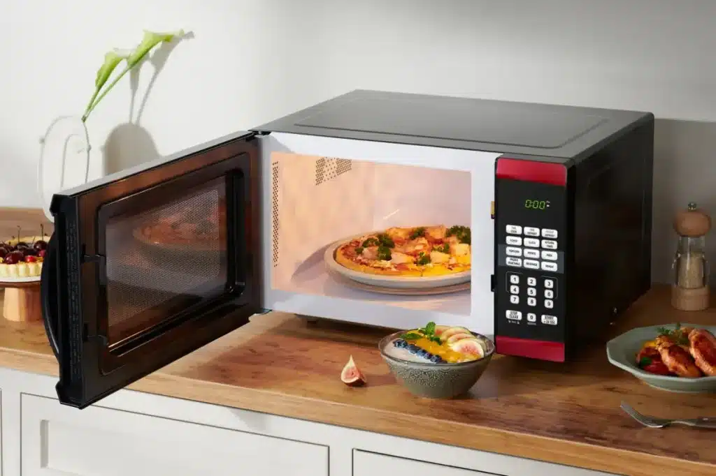 Micro-ondes moderne avec affichage numérique