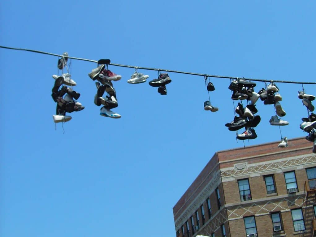 Paires de baskets accrochées à un fil électrique