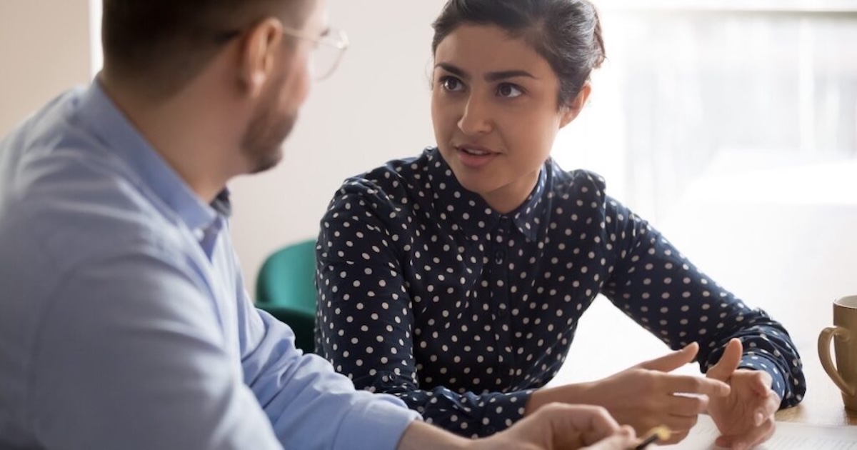 Couple discutant dans une voiture, un vendredi soir