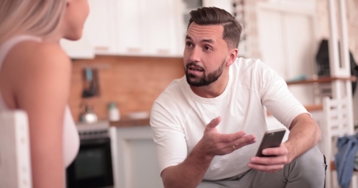 Femme souriante, assise sur un canapé, faisant semblant de dormir