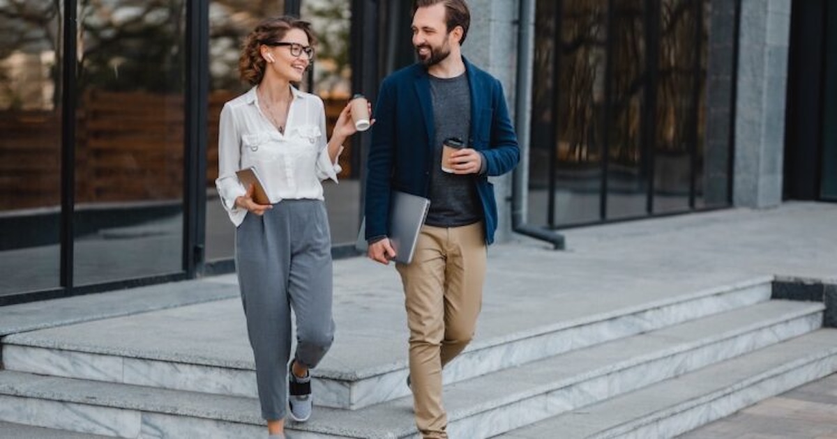Femme regardant son partenaire discuter avec une autre personne