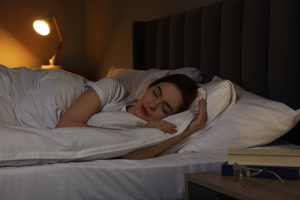 Personne ajustant sa position de sommeil avec un coussin