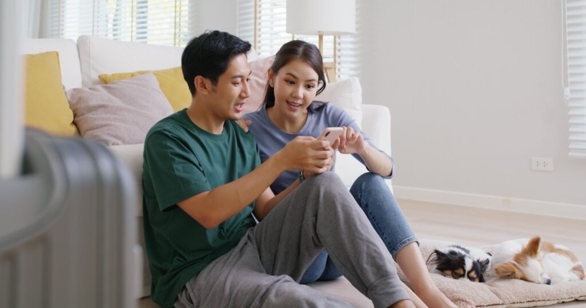 Femme aux yeux bandés s'apprêtant à lancer une fléchette sur une carte