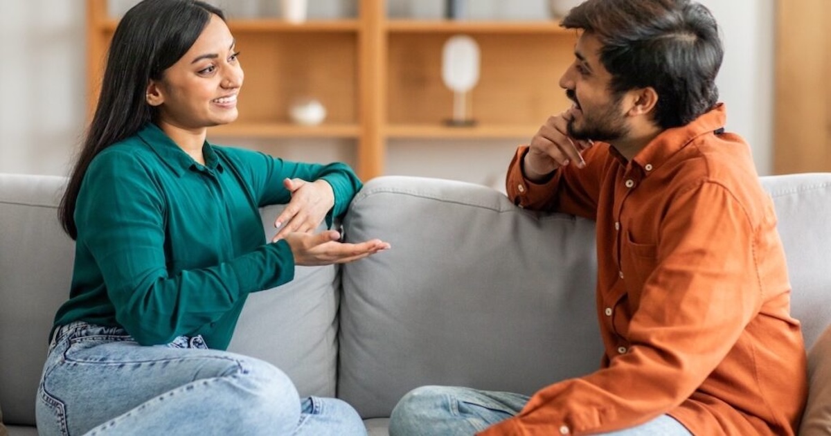 Homme regardant la télévision, l'air surpris