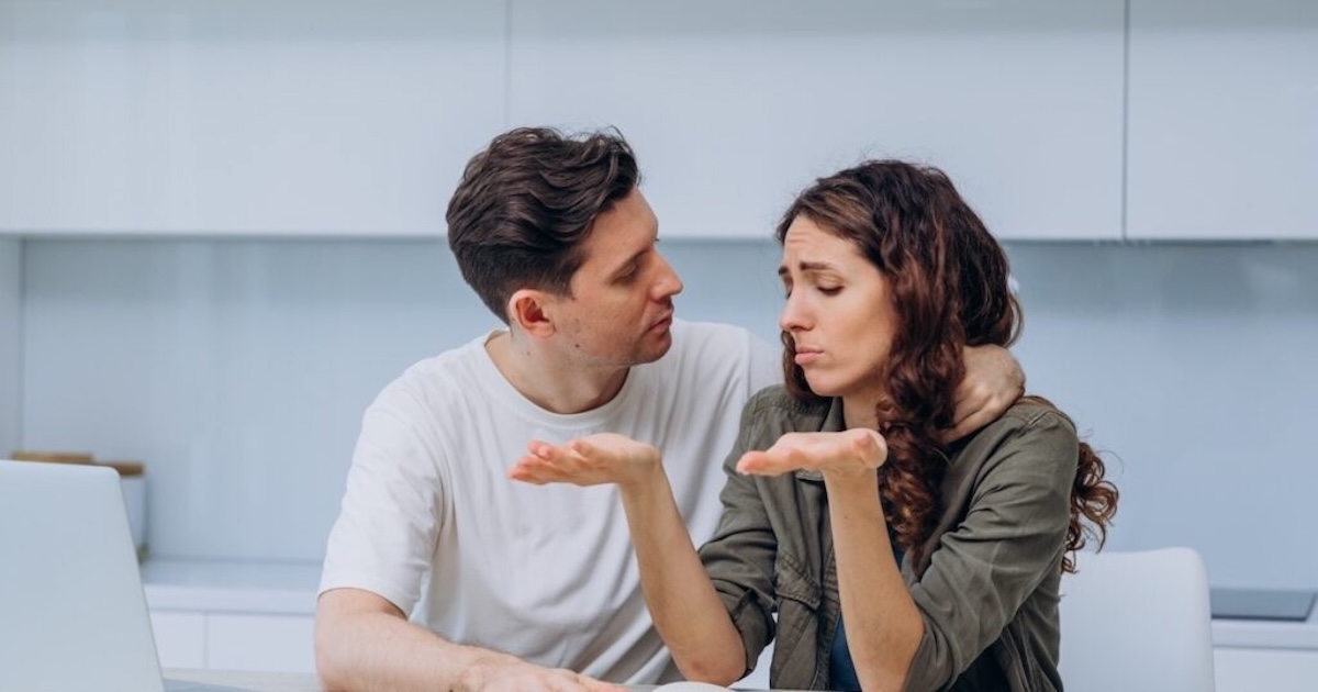 Couple d'un certain âge discutant sur un canapé