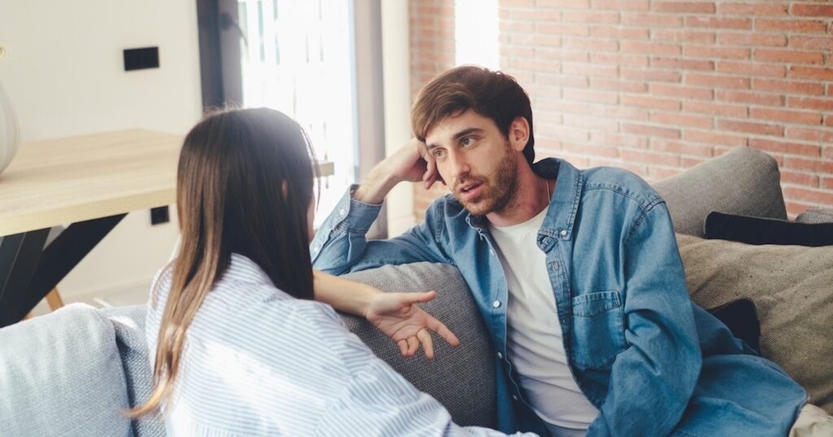 Homme souriant, faisant un clin d'œil