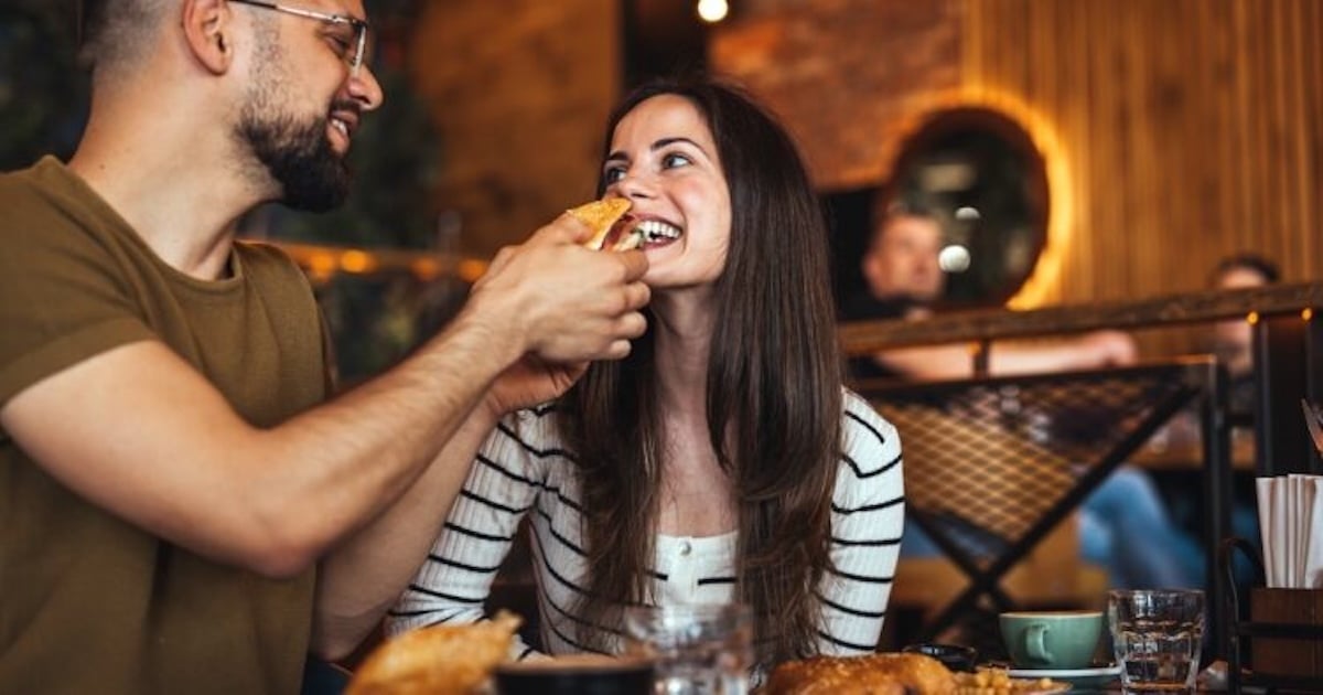 Couple riant ensemble dans un supermarché