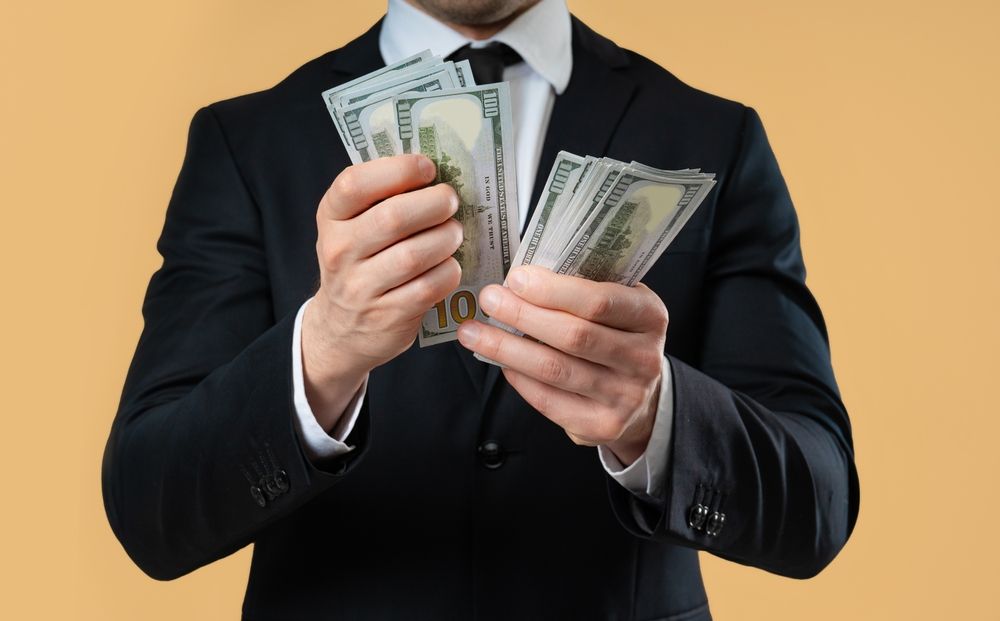 Femme souriante consultant ses comptes sur un ordinateur portable, avec un café, l'air sereine