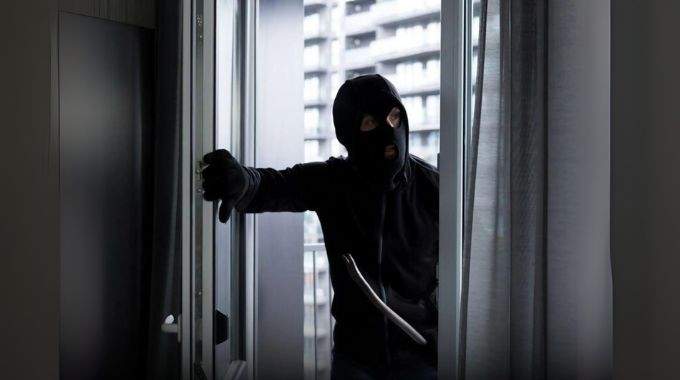 Illustration d'une personne écoutant un bruit suspect dans une maison la nuit