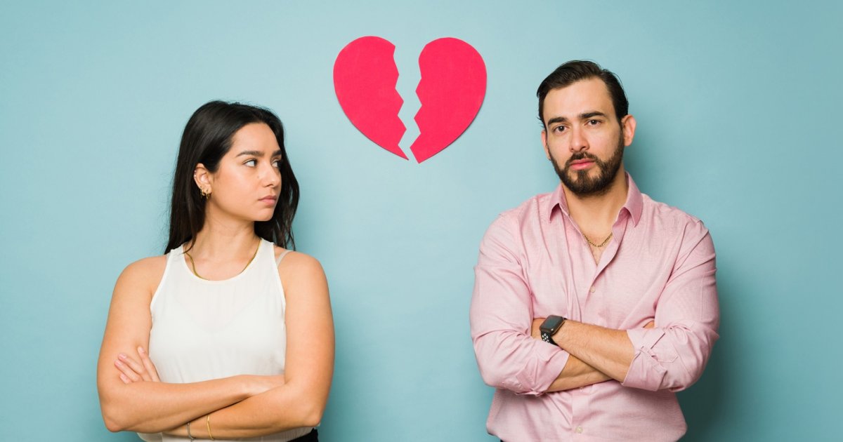 Femme regardant par la fenêtre avec expression triste