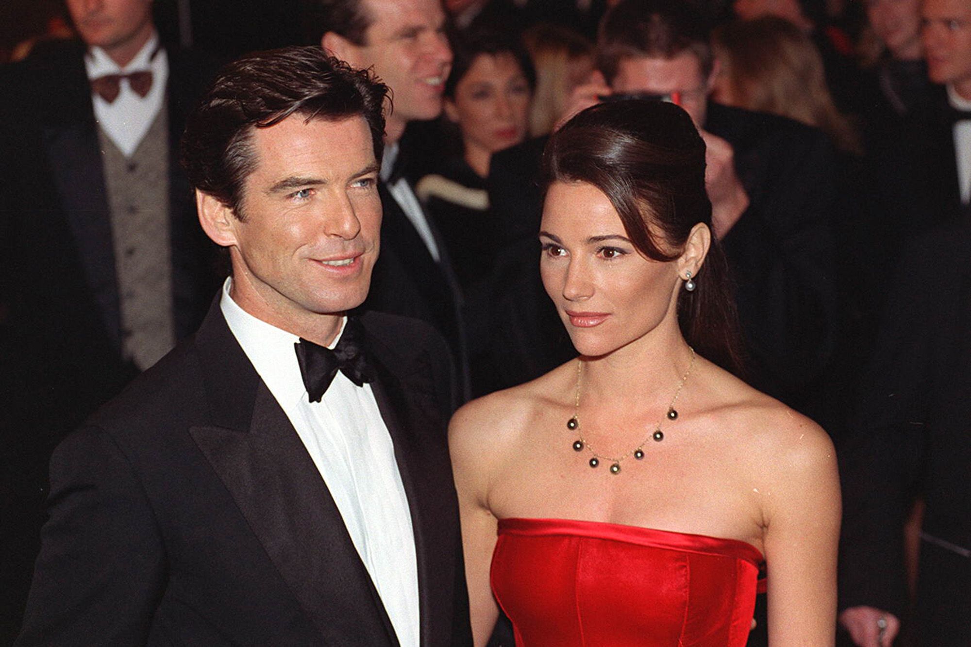 Pierce Brosnan et son épouse Keeley Shaye Smith se souriant tendrement