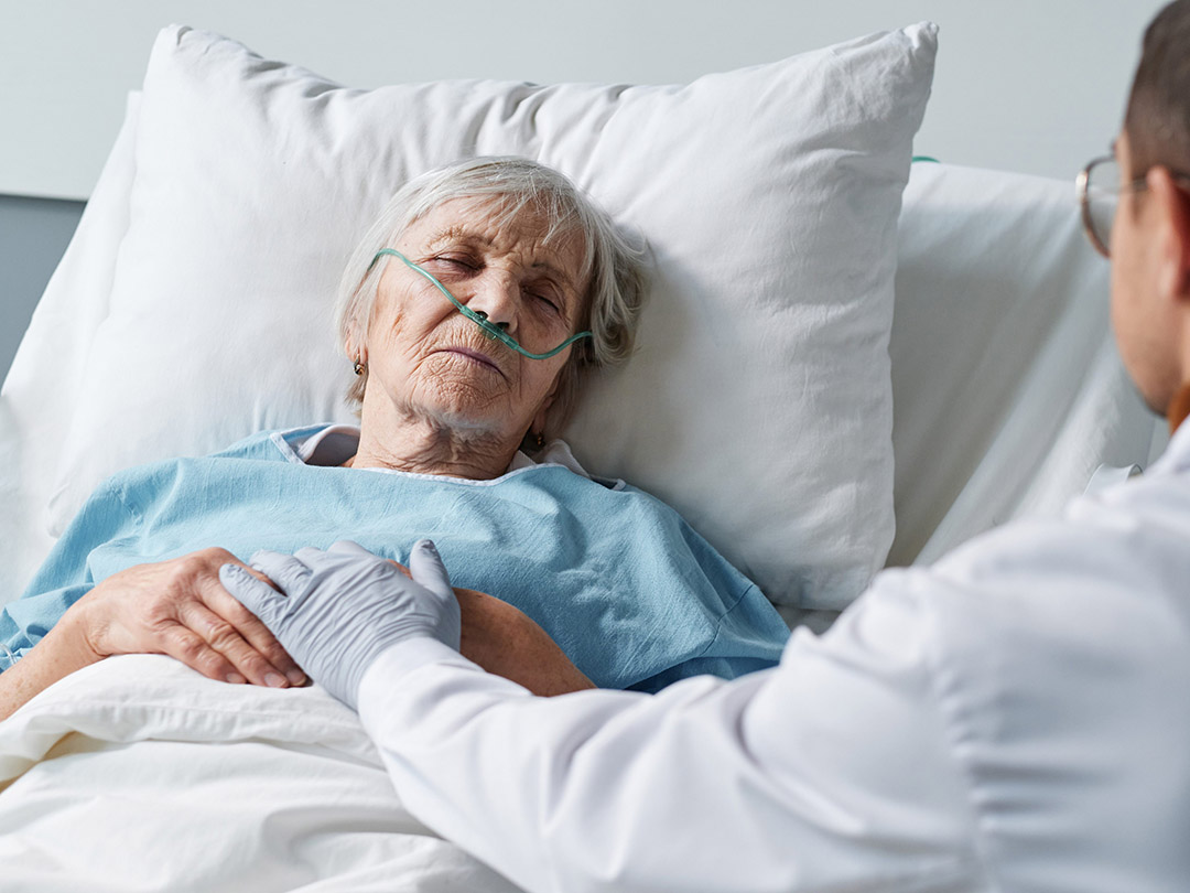 Mains d'une personne jeune tenant celles d'une personne âgée, symbolisant l'accompagnement et le réconfort