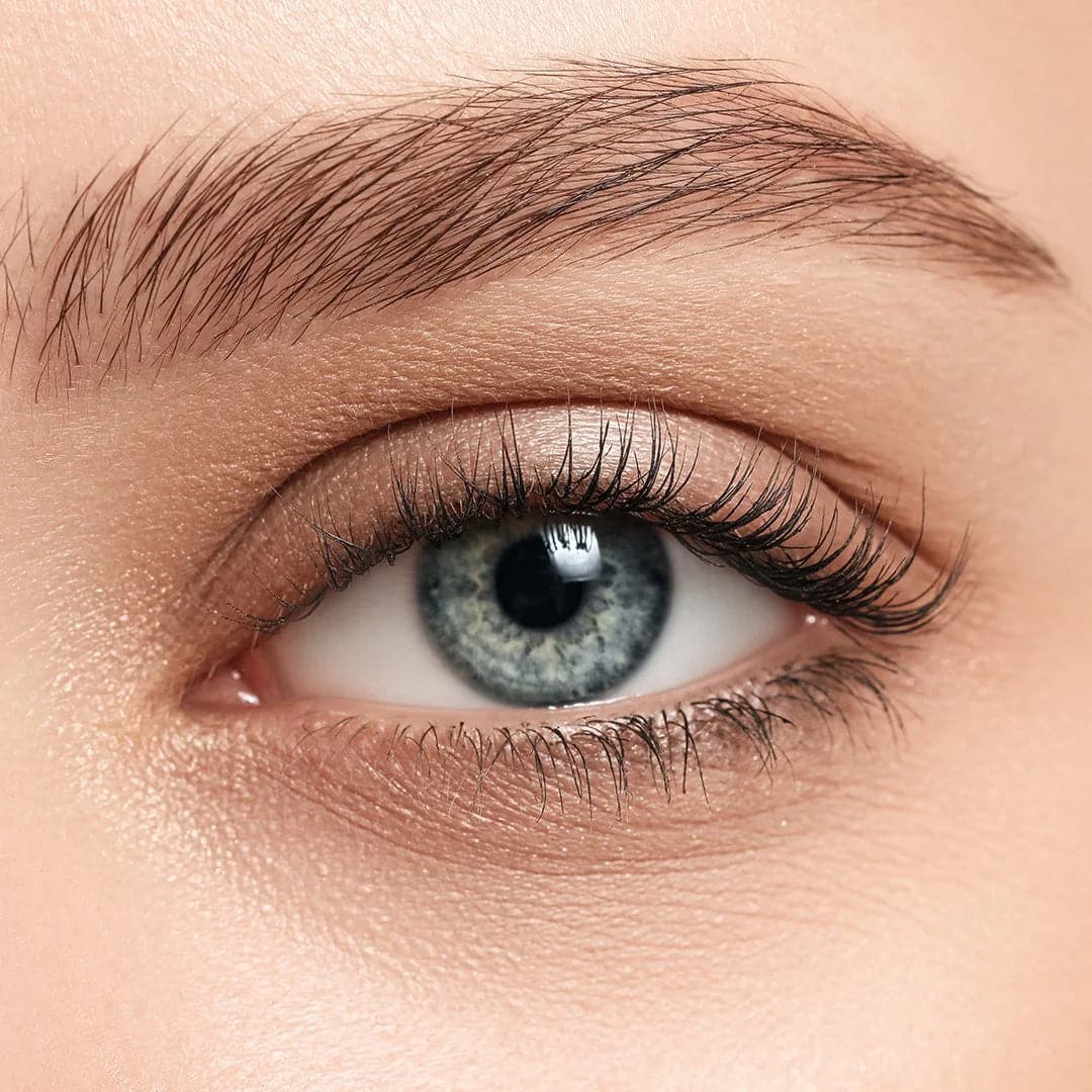 Transformation de sourcils après application du sérum