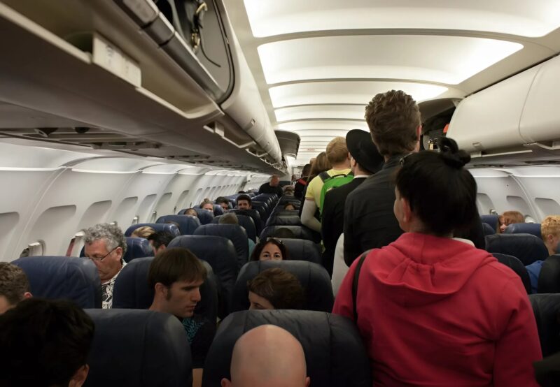 Hôtesse intervenant auprès d'une passagère