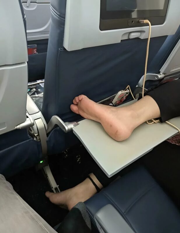 Femme mécontente en avion