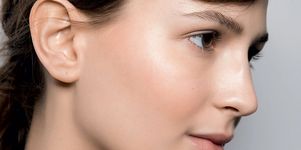 Femme au teint lumineux et éclatant