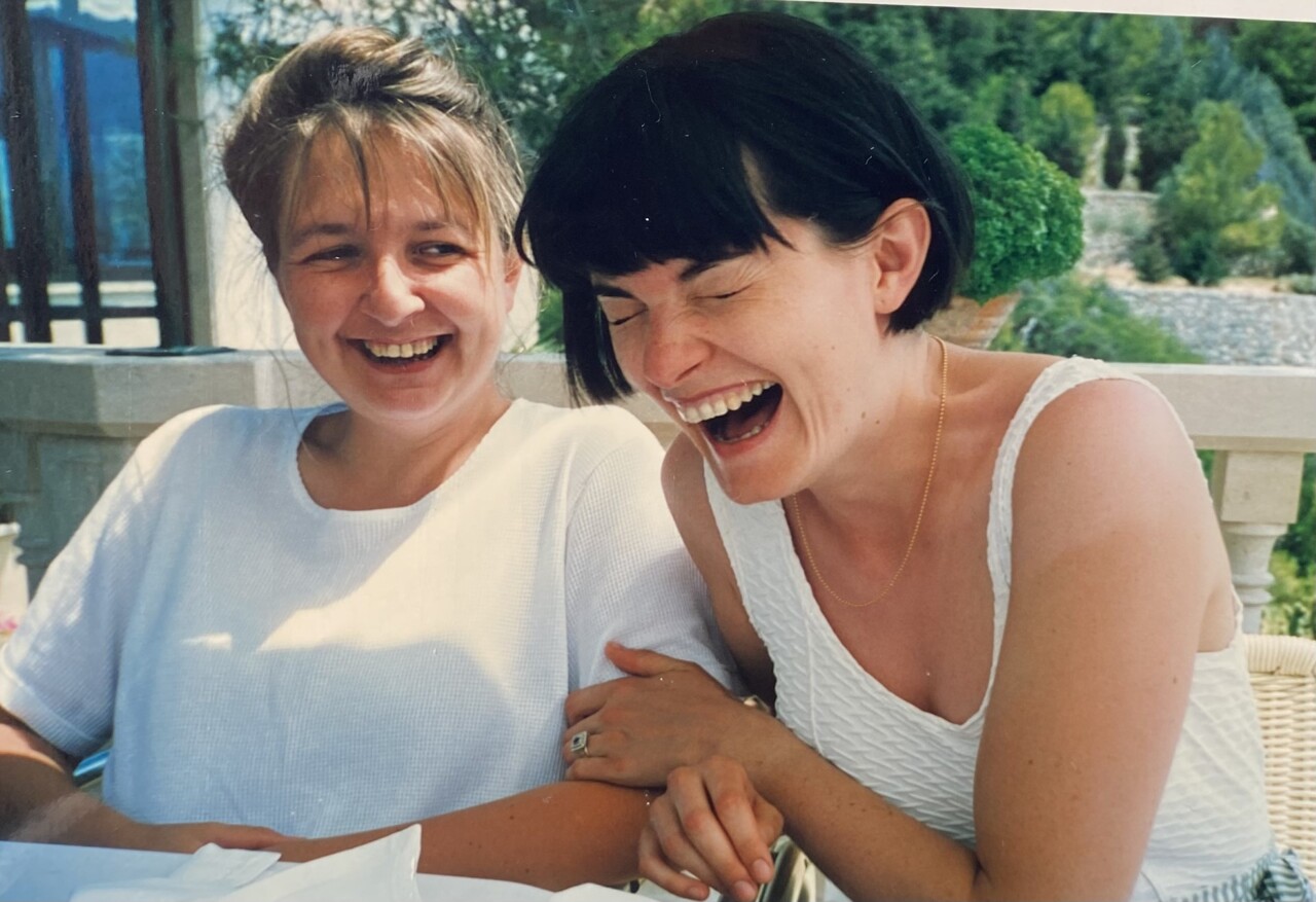 Deux amies riant ensemble dans les années 70