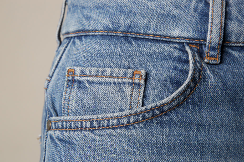Gros plan sur la petite poche d'un jean vintage