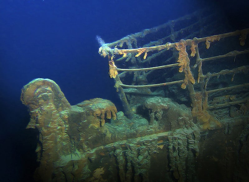 Épave du Titanic montrant des débris et des structures métalliques rouillées
