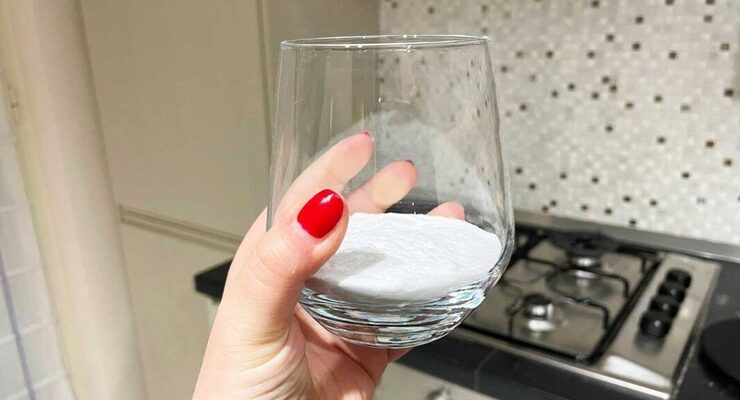 Utilisation du bicarbonate pour nettoyer la graisse