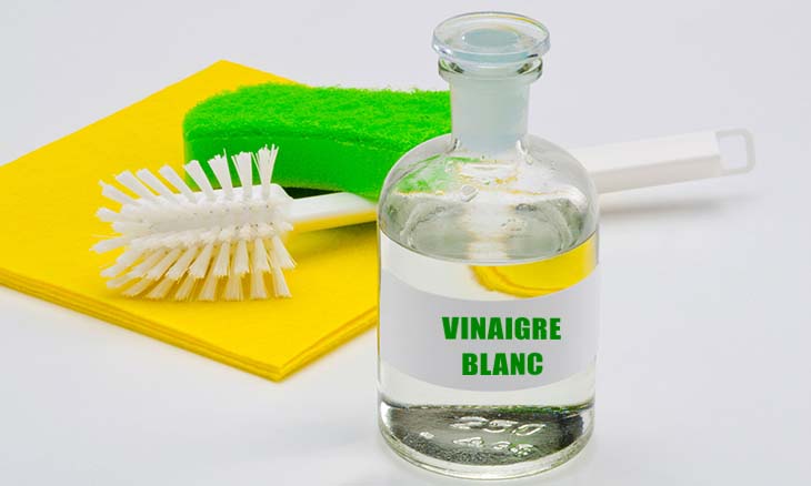 Flacon pulvérisateur et chiffon microfibre pour le nettoyage au vinaigre blanc