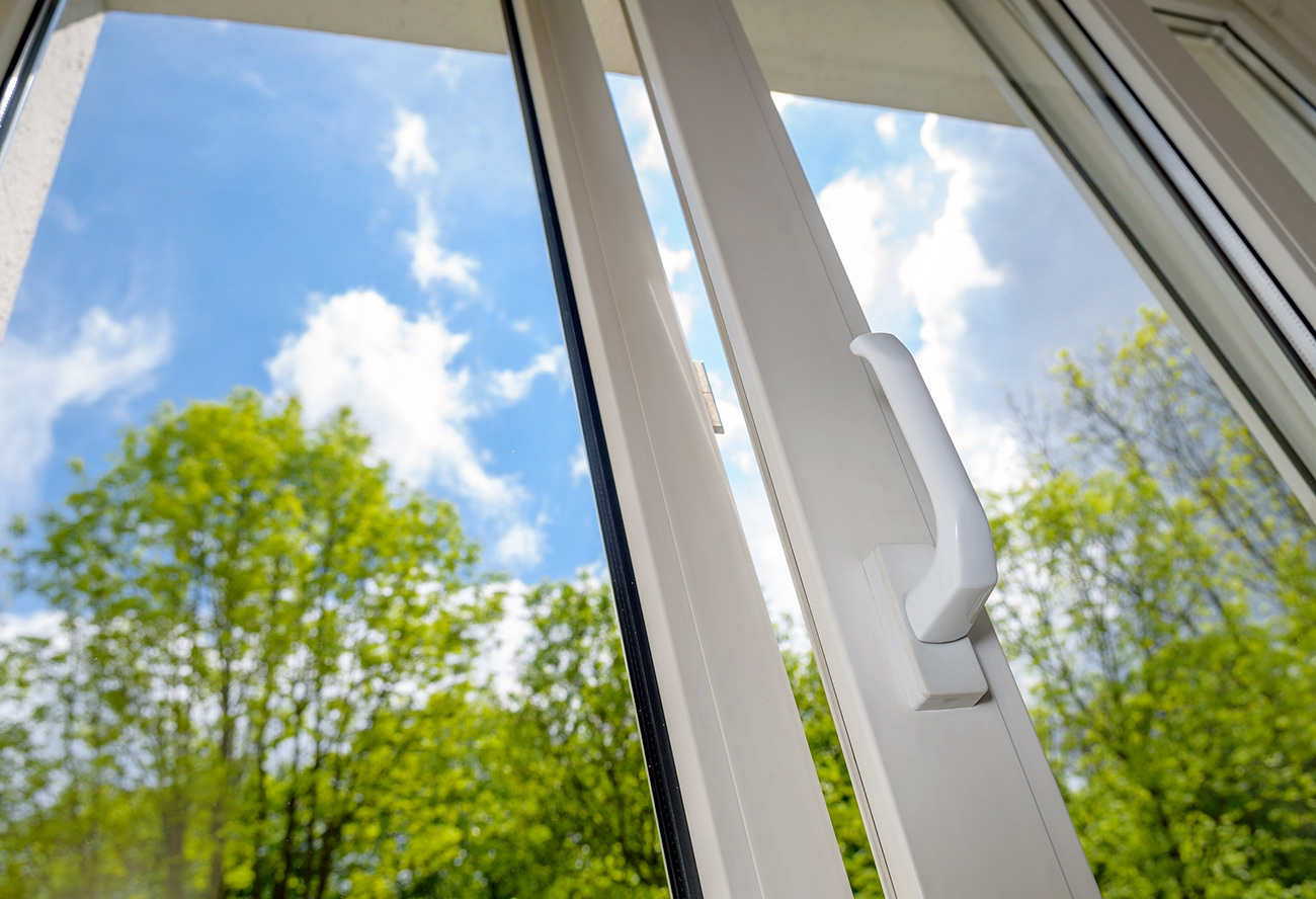 Vitre propre laissant passer la lumière du soleil