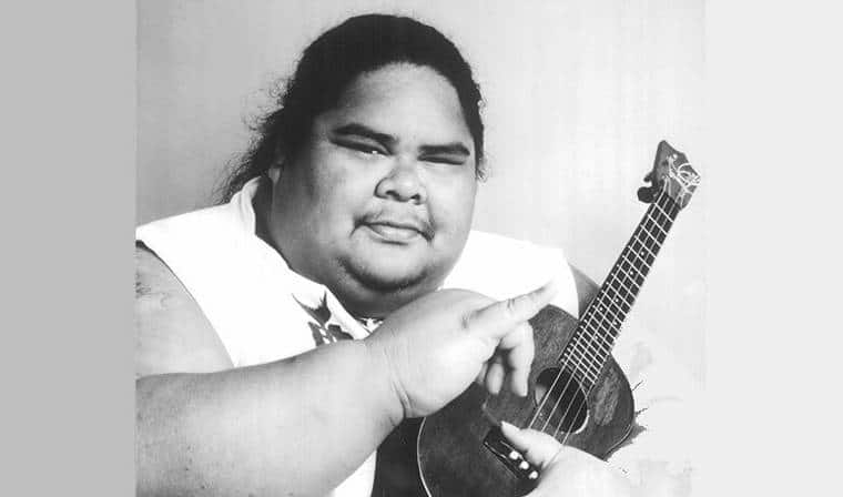 Israel Kamakawiwo'ole jouant du ukulélé
