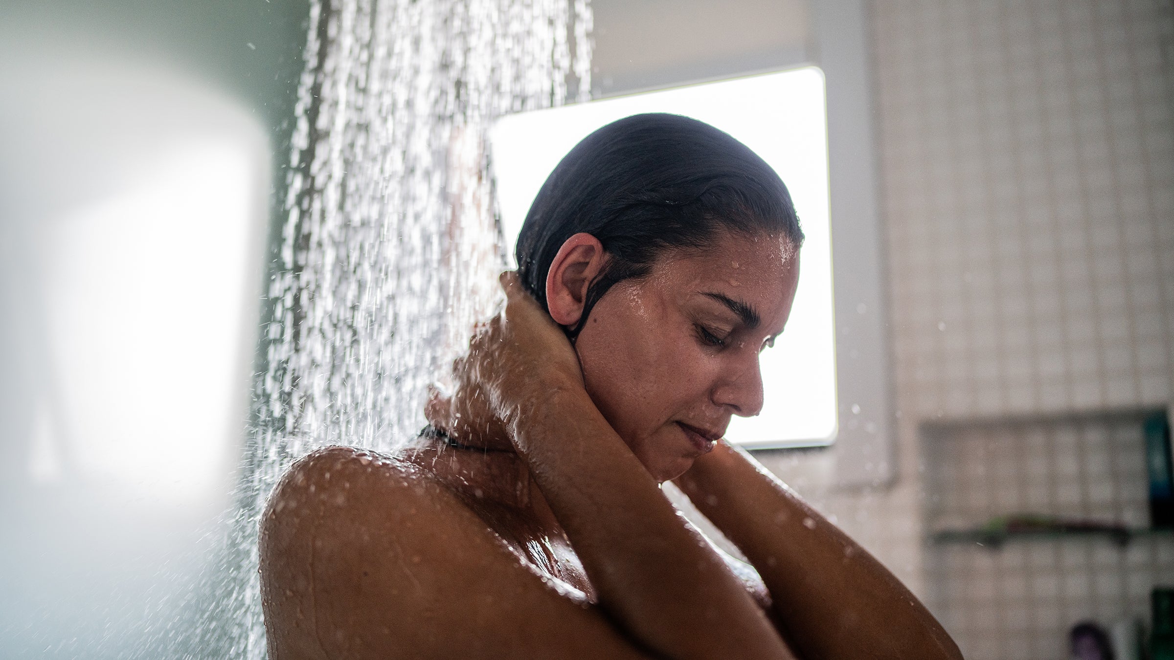 Femme prenant une douche, image illustrative