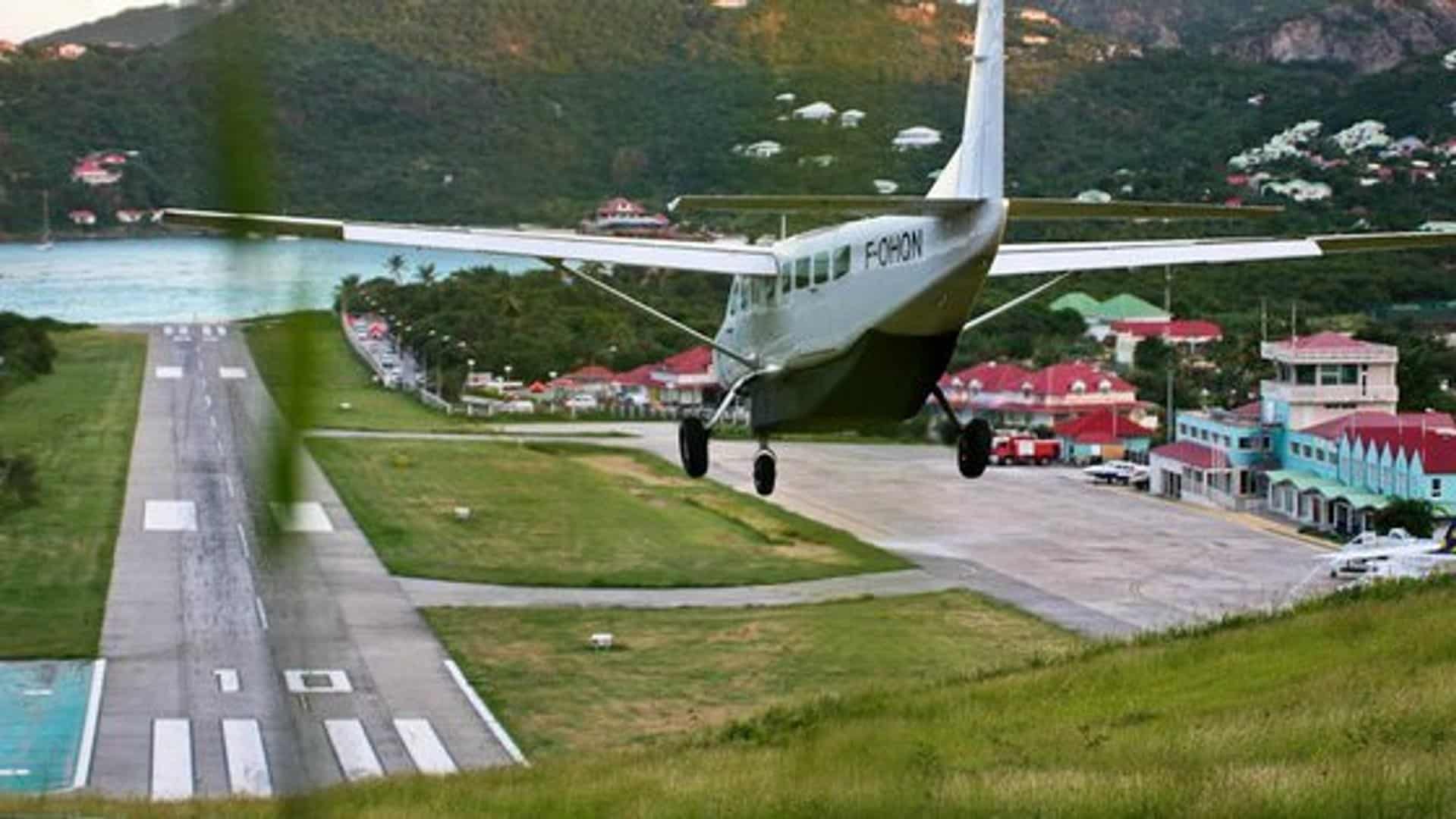 Petit avion approchant d'une piste très courte