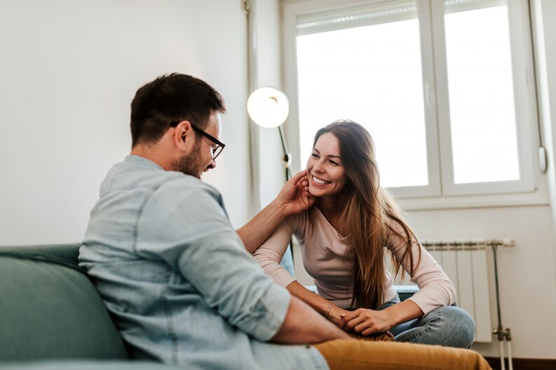 Couple en conversation sérieuse