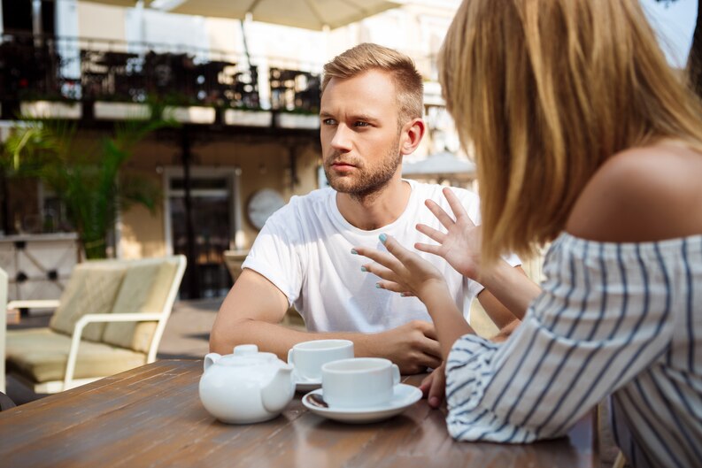 Couple en désaccord au café